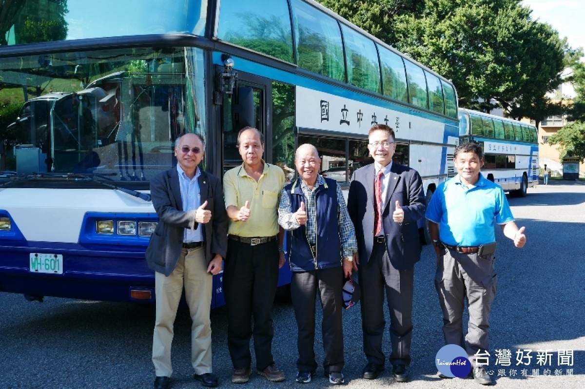 中大老校車光榮退役，校長周景揚(右二)、總務長吳瑞賢(左一)與駕駛們一同合影紀念。