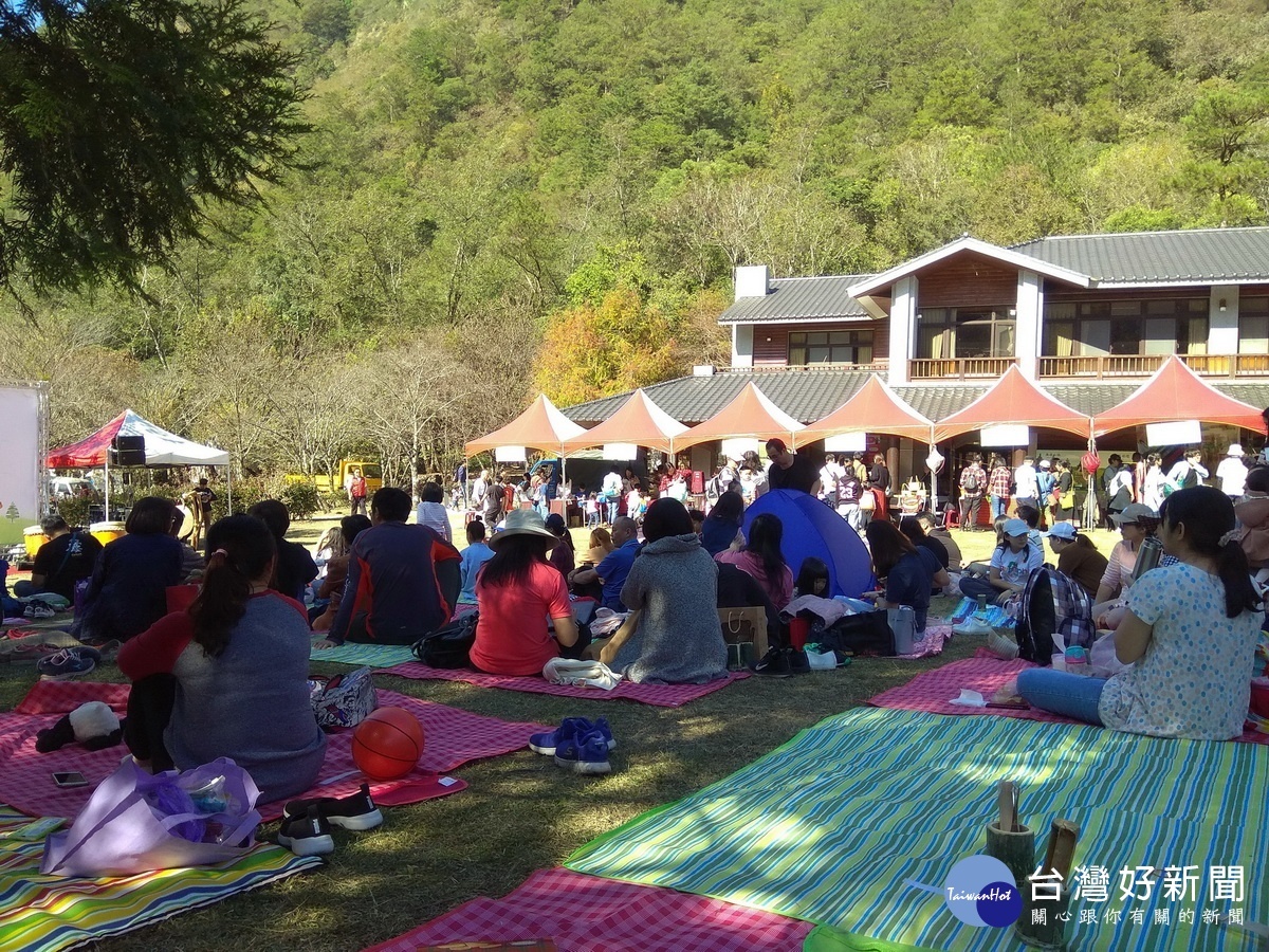 秋風中舉辦草地野餐十分愜意。(南投林管處提供)