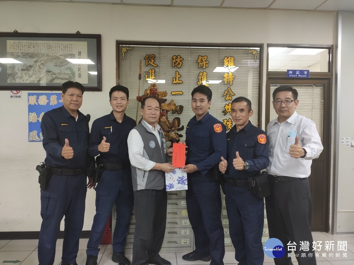 警察局局長陳國進得知英勇緝匪時,率刑大大隊長邱紹洲至龍岡派出所慰問