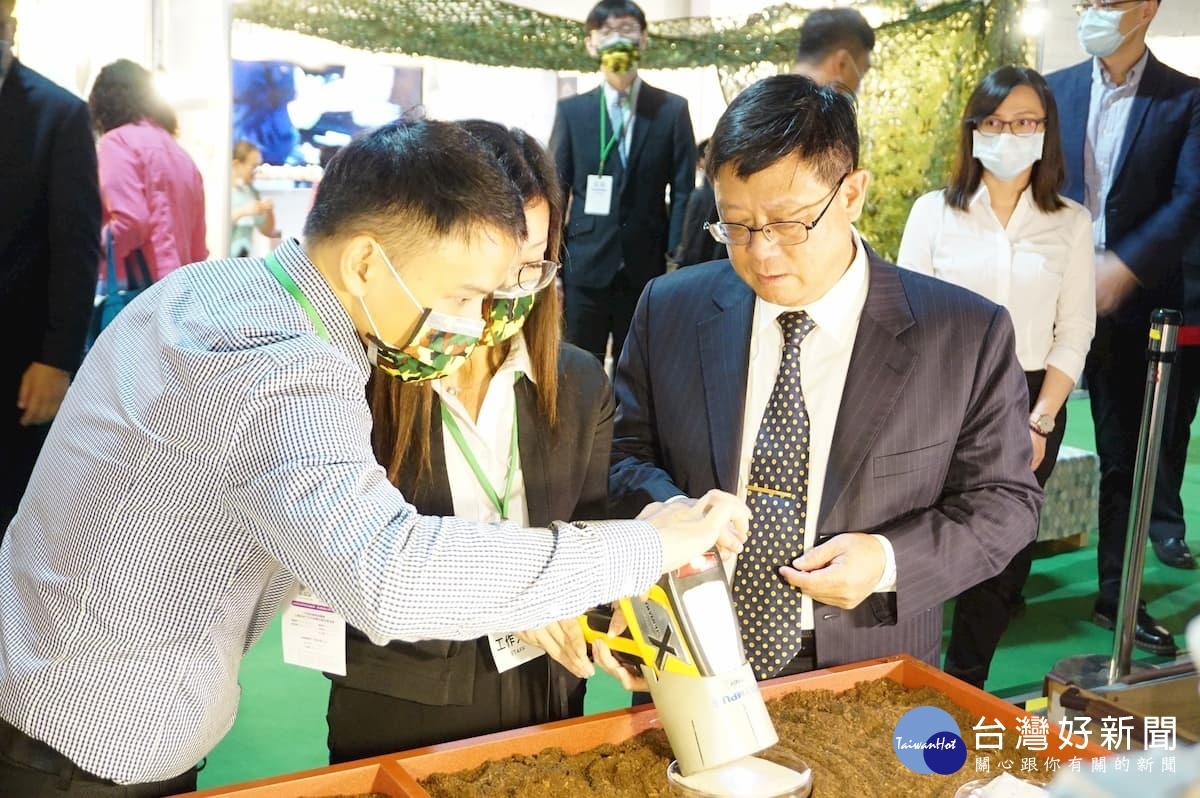 張子敬署長參觀土壤及地下水污染整治法20週年特展。