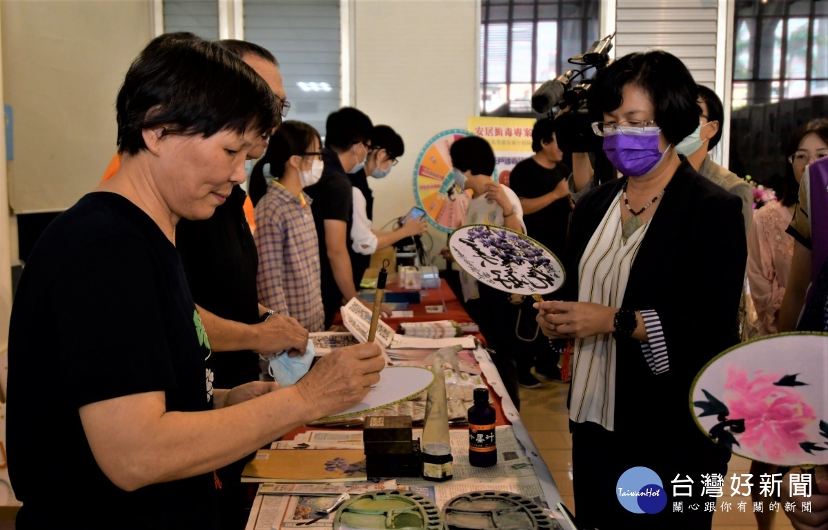 縣長王惠美參觀長青學苑成果展。