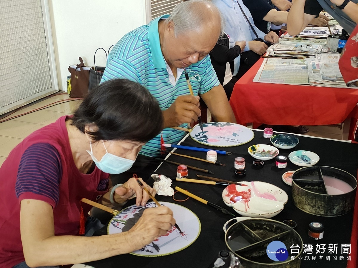 長青學苑繪畫班現場作畫。圖/記者鄧富珍攝
