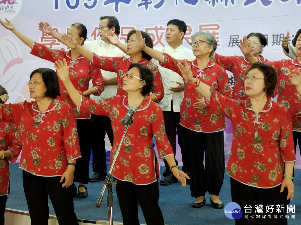 國學高級班學員為開幕式演唱詩歌。圖/記者鄧富珍攝