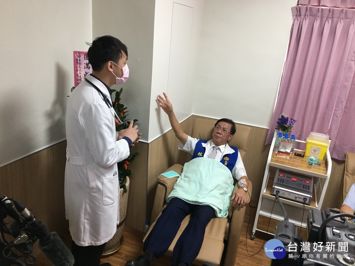 林明溱體驗靜脈雷射。(記者扶小萍攝)