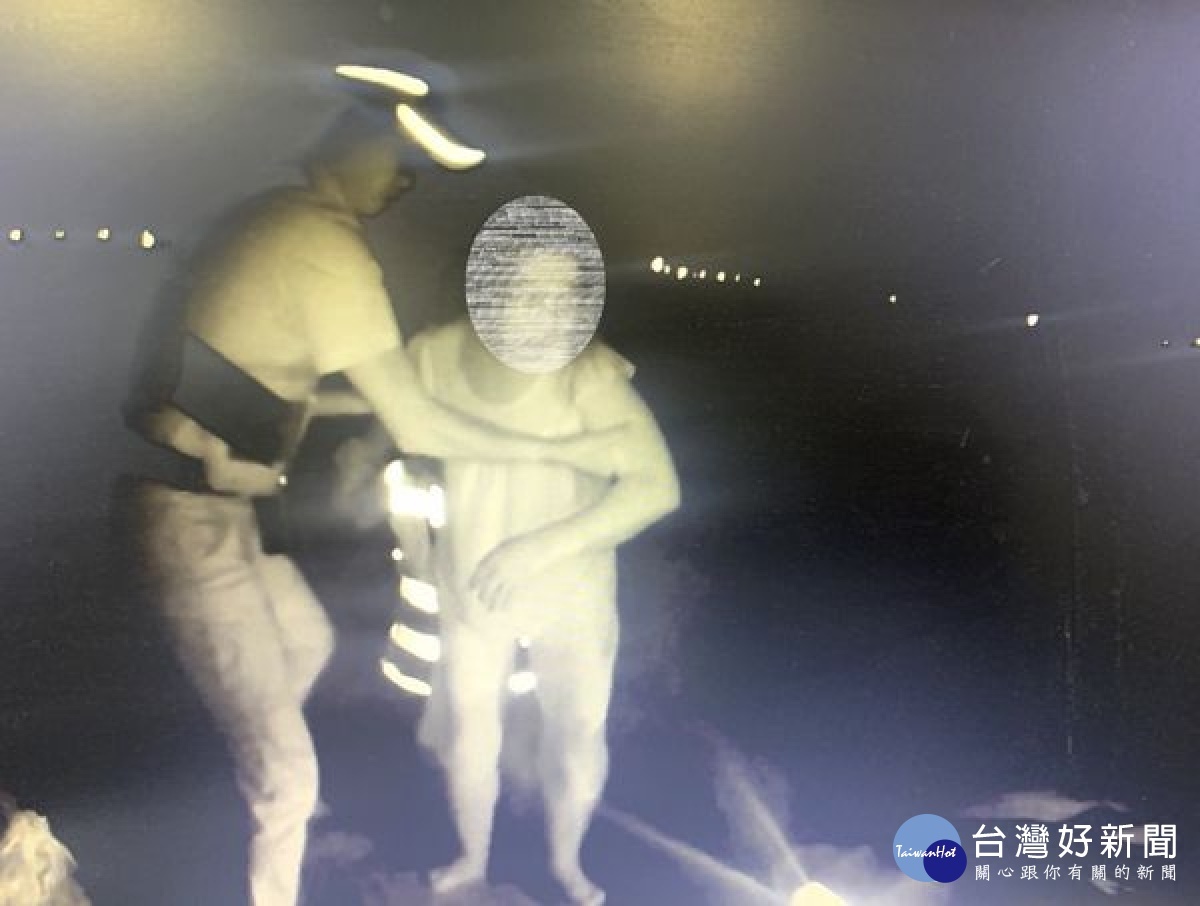 女子載運貨物不慎跌落水溝,適逢警方巡邏經過發現將其救起,除頻頻向警方道謝,對於員警為民服務之精神深表肯定。