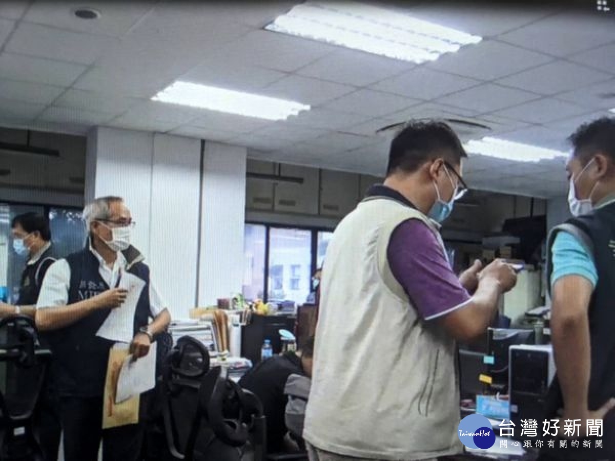 雲林地檢署檢察官指揮調查站人員,偵辦縣府地政處公務員於工程採購時涉嫌收受廠商賄賂、招待喝花酒等不法犯行,經地院裁准羈押。