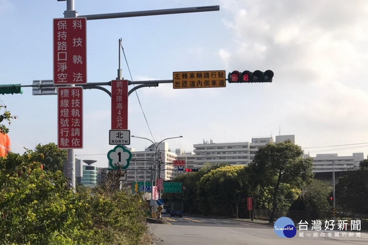 桃園市政府交通局建置科技執法設備,設置宣導牌面。