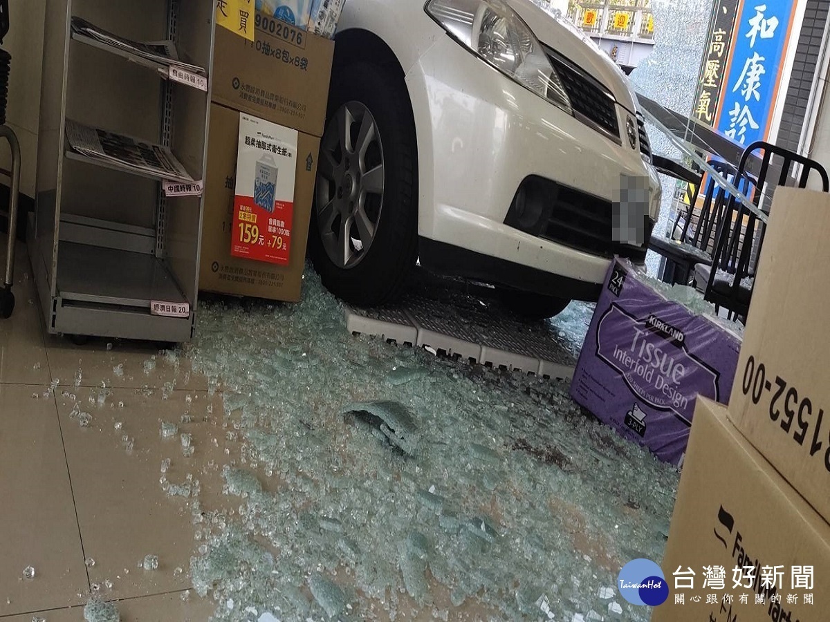 超商員工誤將油門當煞車 直撞超商現場一片狼藉