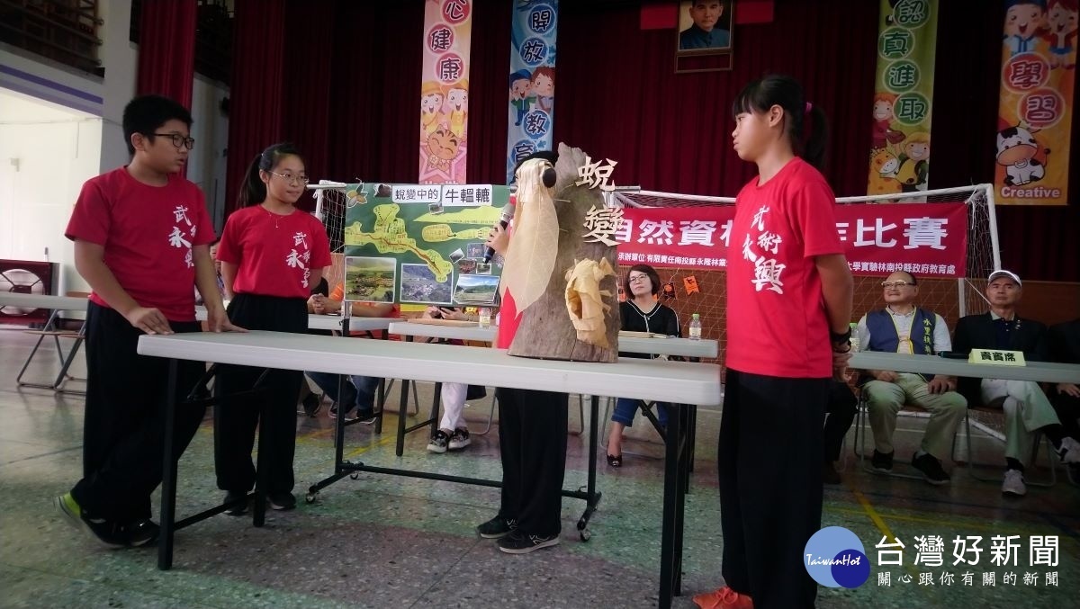 亞軍作品「蛻變中的牛轀轆」，學童發表創作理念。〈記者吳素珍攝〉
