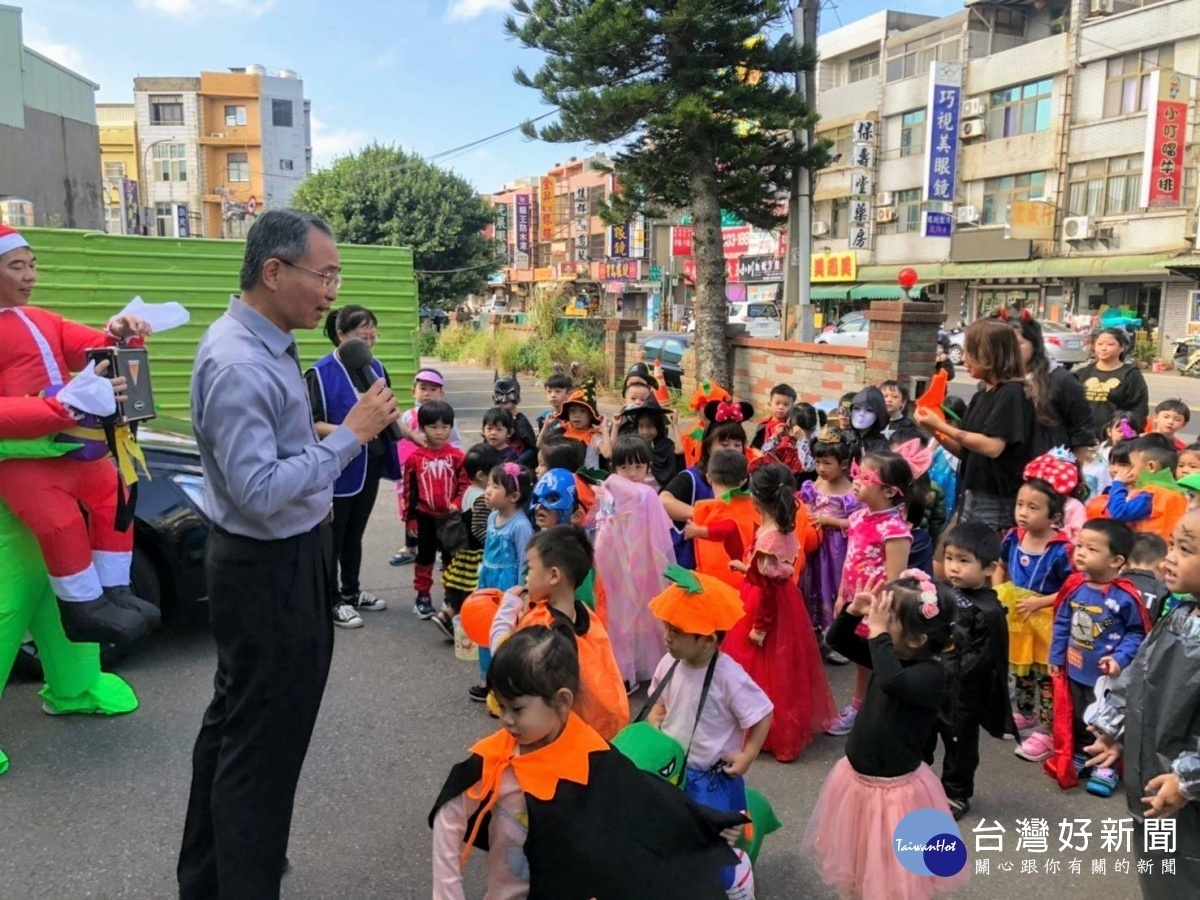 小鬼怪闖入派出所討糖吃，分局長吳明彥應景地分發糖果給小朋友，充滿了歡樂的氣氛。