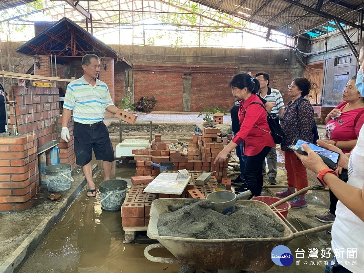 順達磚窯場的第四代老闆張澄淵向遊客說明，目前新式的專櫃已經走入地景藝術創作。(圖/記者王丰禾攝)