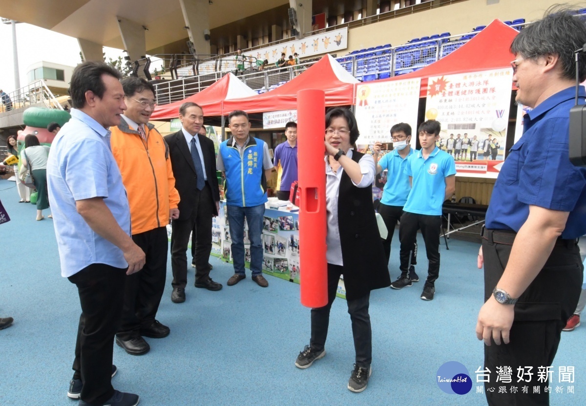 運動三箭啟動，縣長王惠美體驗防護具。圖／彰化縣政府提供