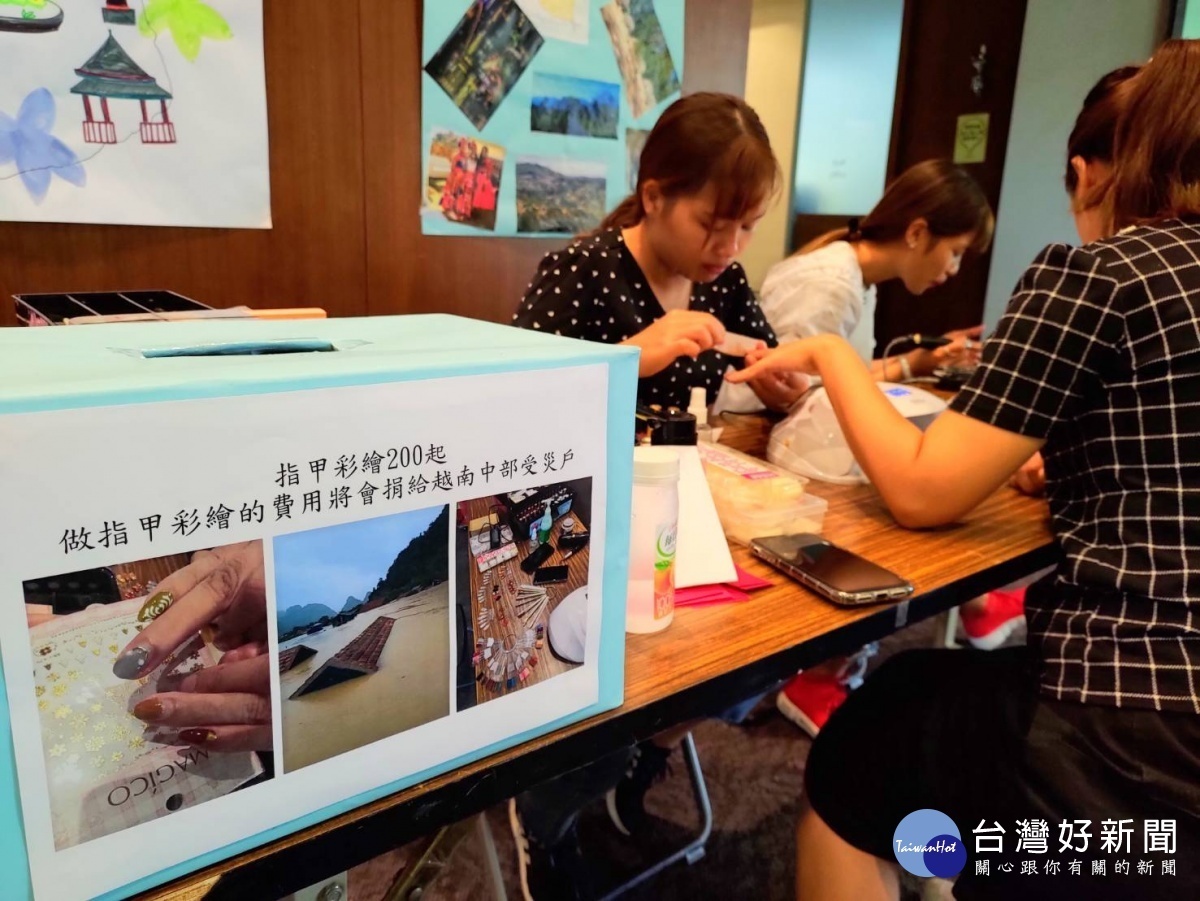 越南休保系學生阮氏秋紅提供美甲服務募款。圖/明道大學提提供