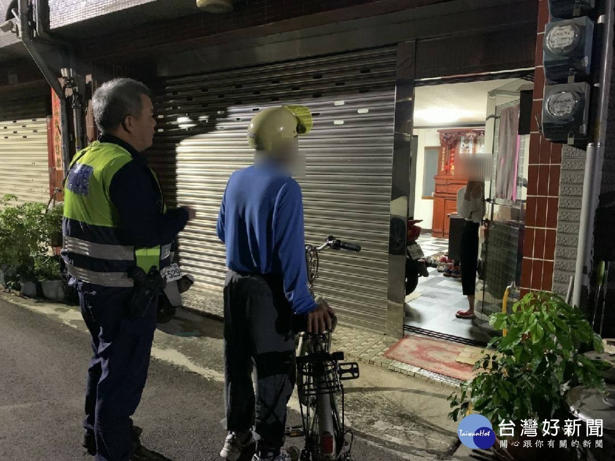 7旬老翁深夜騎車迷途,警眼尖發現證件助返家