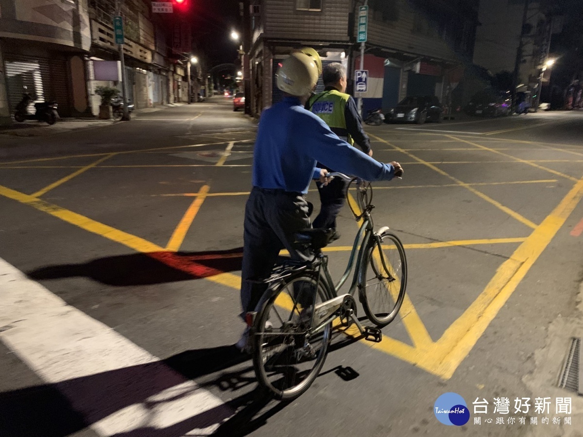 7旬老翁深夜騎車迷途，警眼尖發現證件助返家