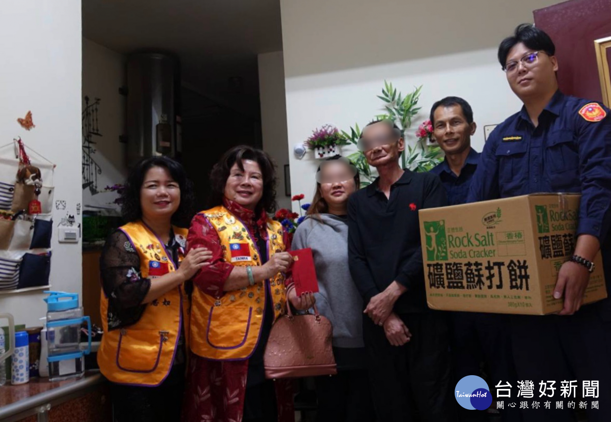 一家三口貧困家庭,警民關懷送物資