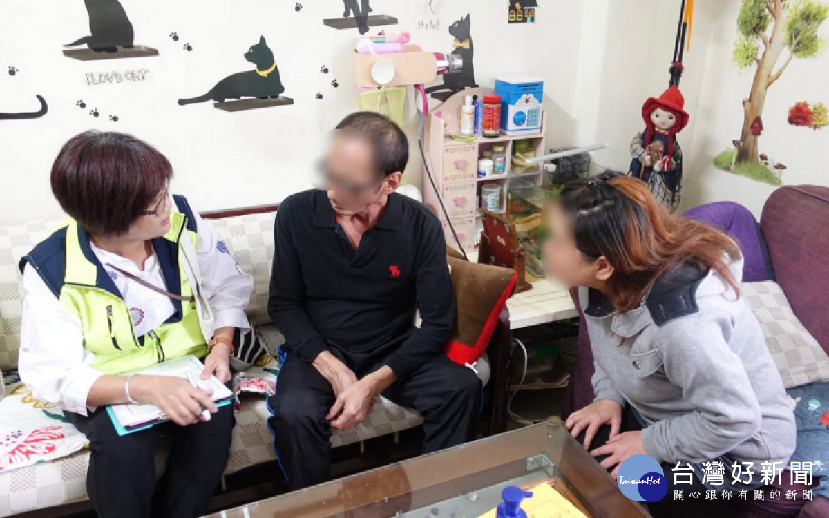 一家三口貧困家庭,警民關懷送物資