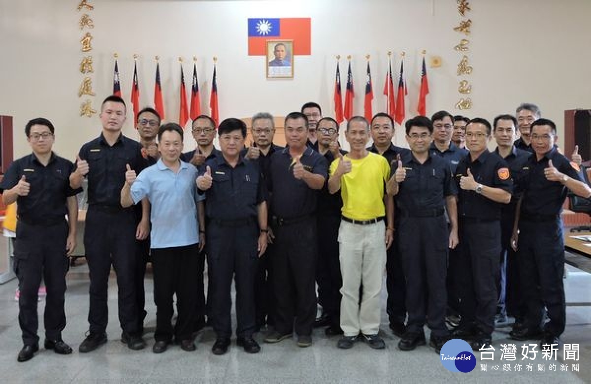 雲林縣警友會臺西辦事處顧問團為表揚臺西分局員警在各項勤業務都有優異表現,團長康正宗、副團長董清木、洪宏明等頒發獎勵金,鼓舞士氣。