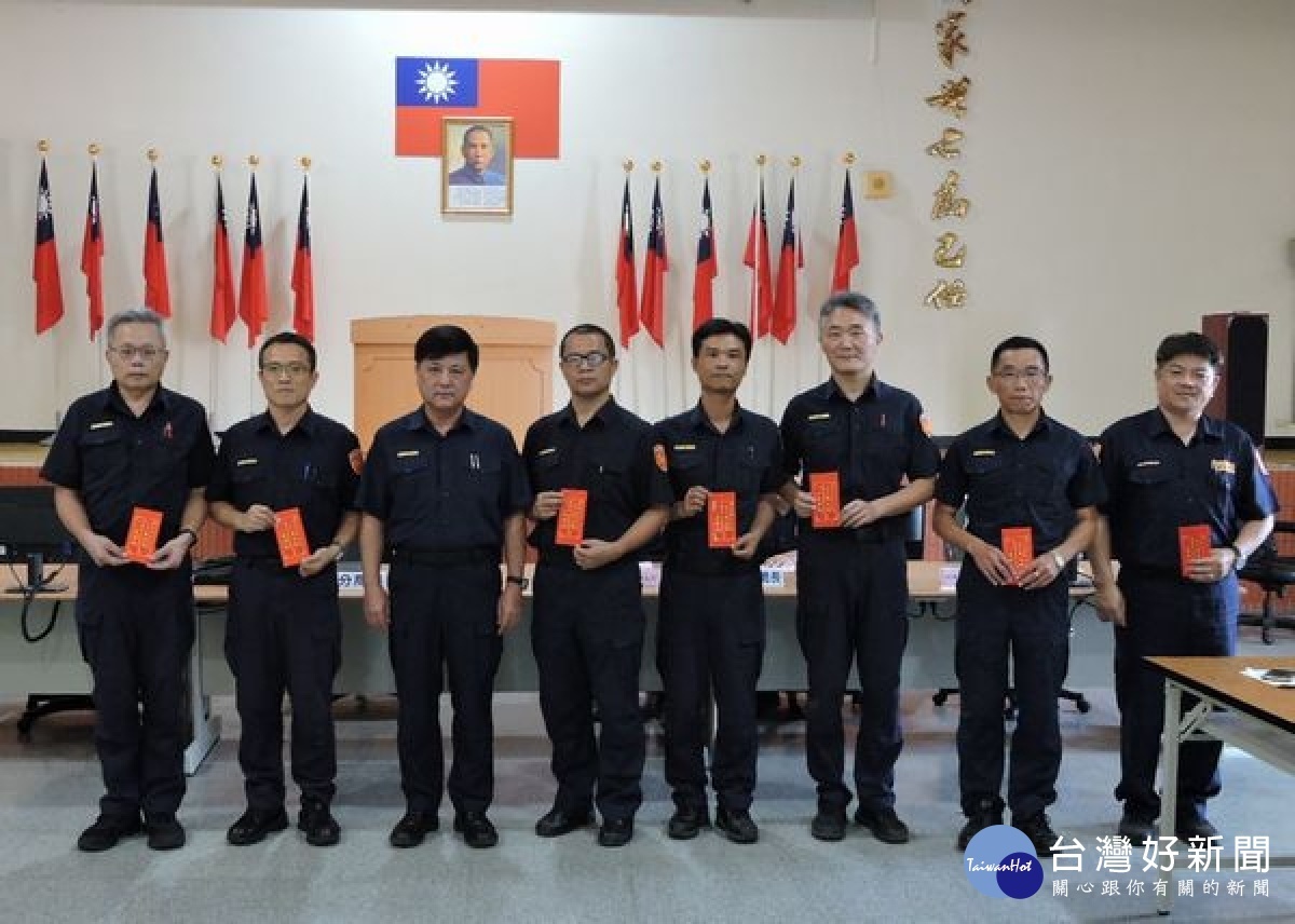 雲林縣警友會臺西辦事處顧問團為表揚臺西分局員警在各項勤業務都有優異表現,團長康正宗、副團長董清木、洪宏明等頒發獎勵金,鼓舞士氣。