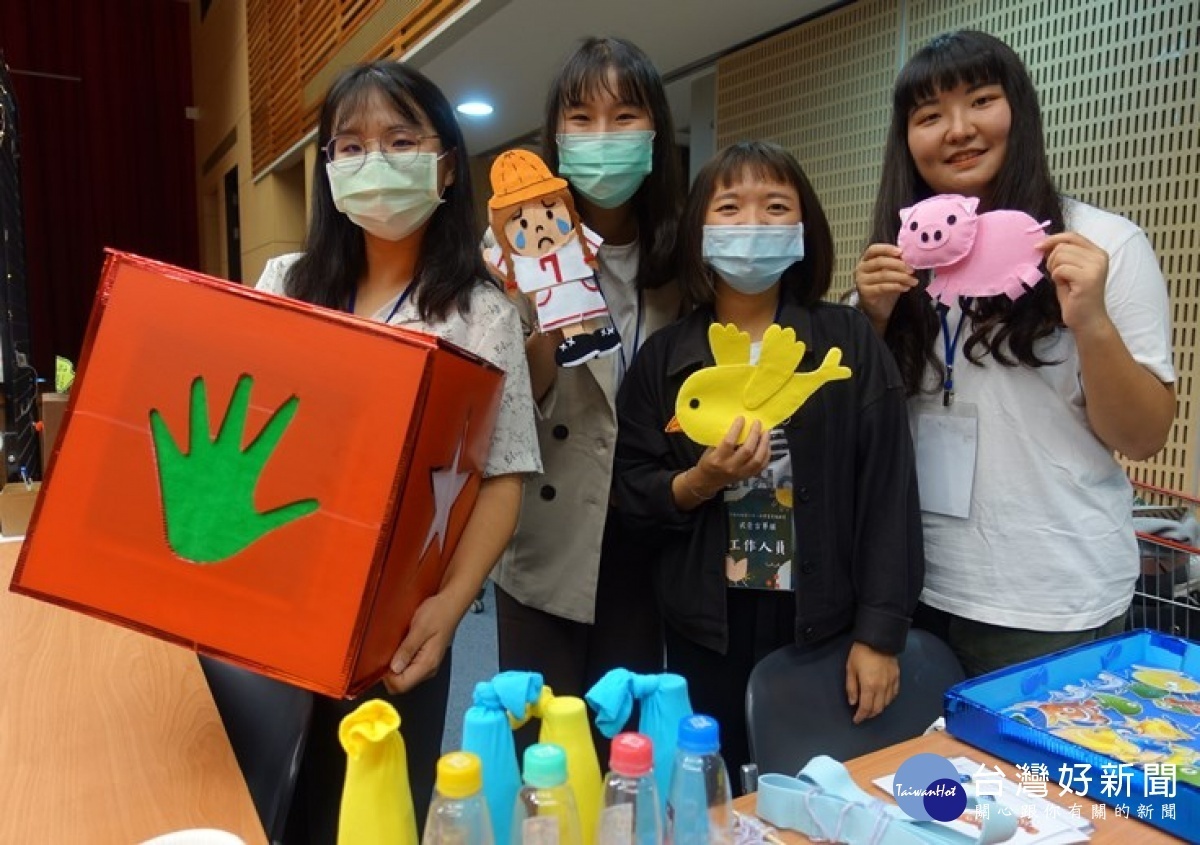 中原大學特教系畢業展,學生發揮創意與巧思,製作幼兒多感官教學教具。