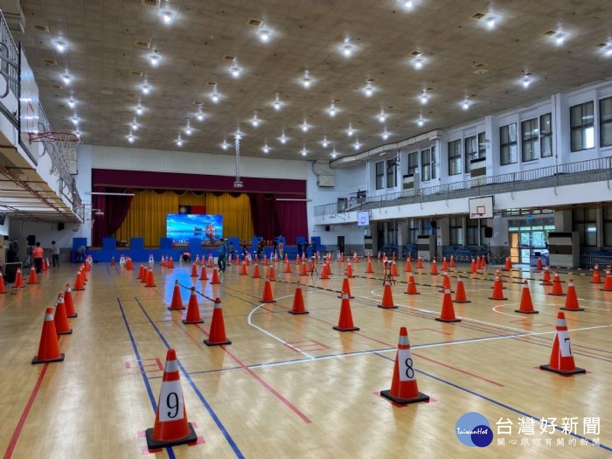 甄選督導小組成員來到體能測驗場地,針對相關測驗安排進行全場查核
