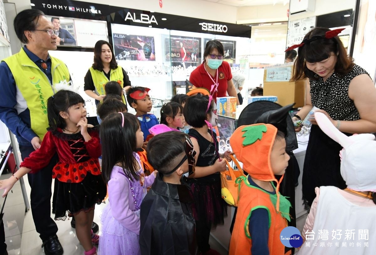 林世賢市長帶著小朋友逛永樂街特色店家，「不給糖就搗蛋」！