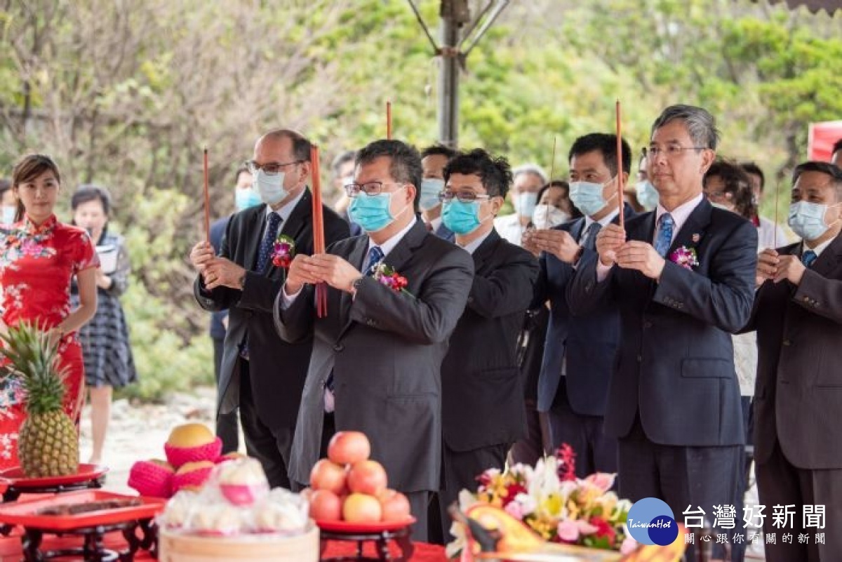 鄭文燦市長與貴賓上香祈福