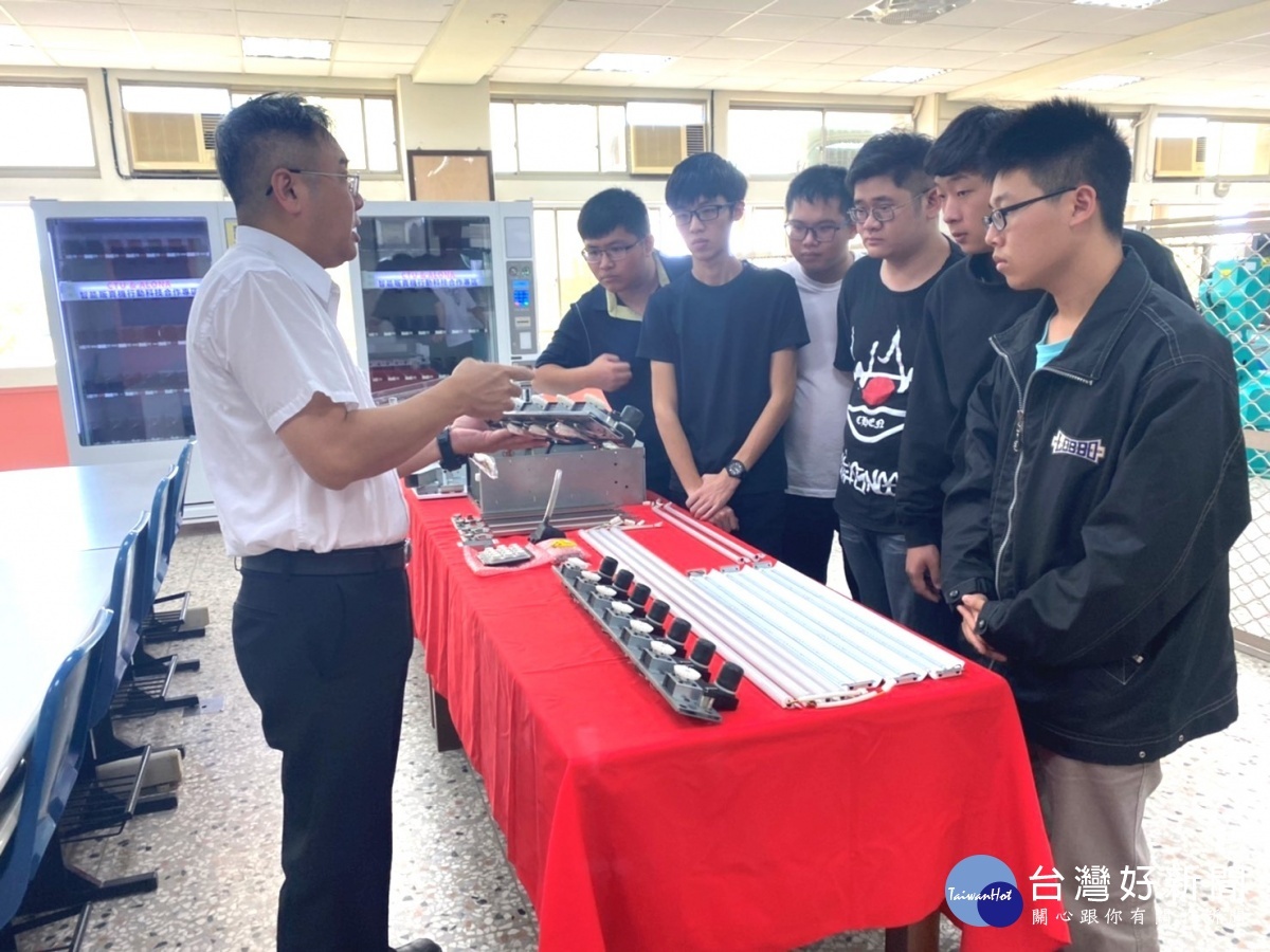 王俊傑老師為學生解說智能販賣機的機械結構與功能與傳統販賣機有很大不同。