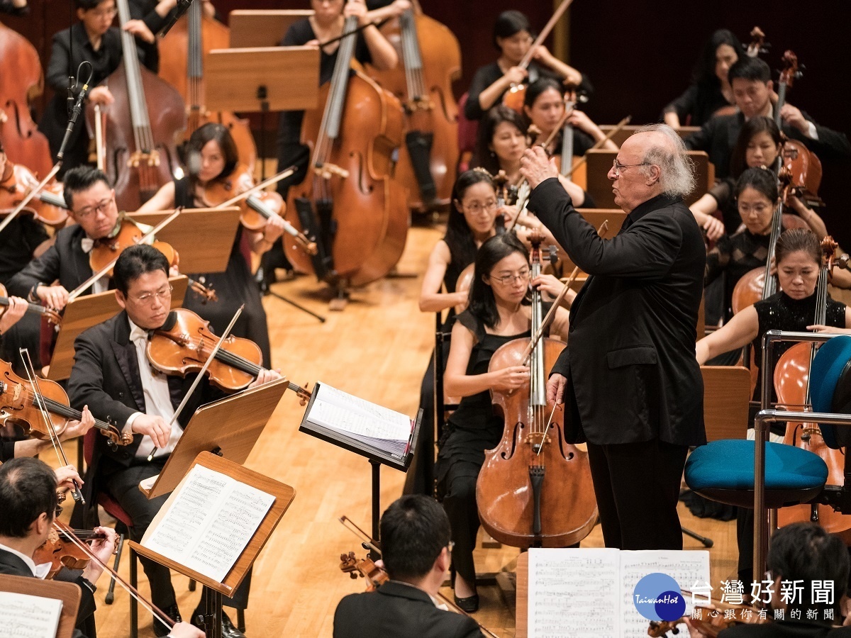 首席指揮殷巴爾與臺北市立交響樂團。