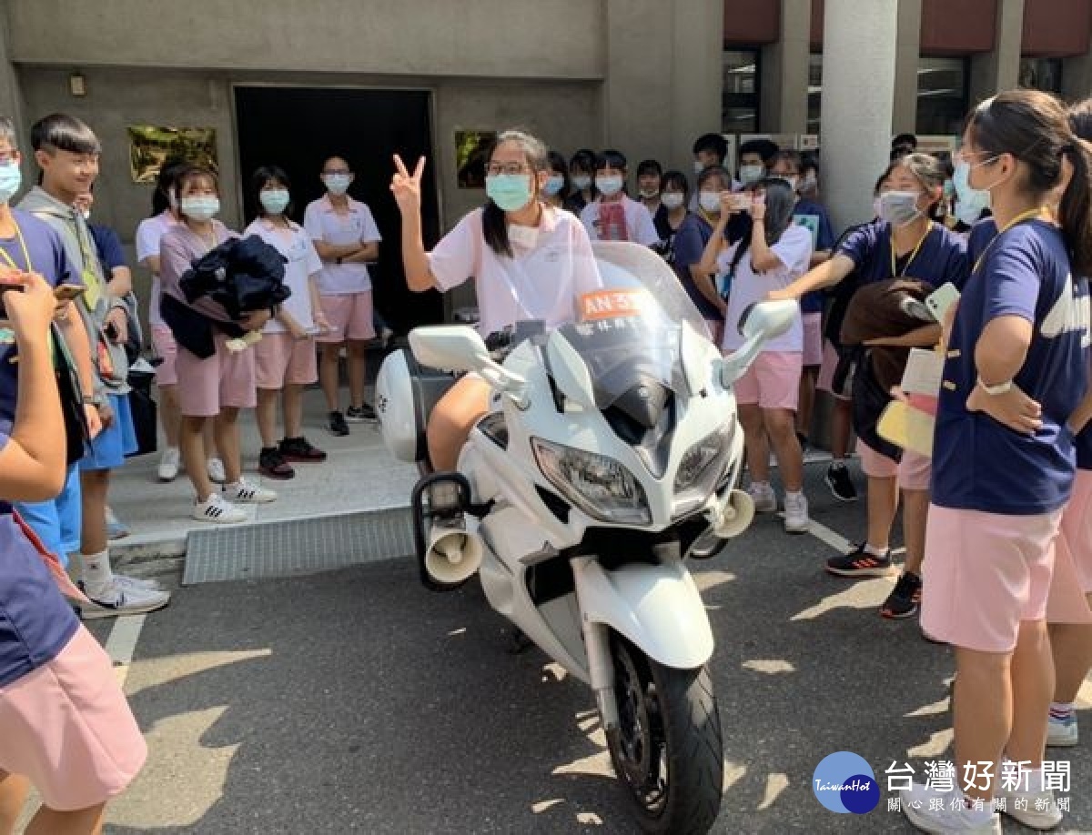 虎尾高中師生參訪雲林縣警察局，在寓教於樂的體驗過程中，加強預防犯罪、交通安全與相關法治觀念，提升自我保護意識，滿載而歸。