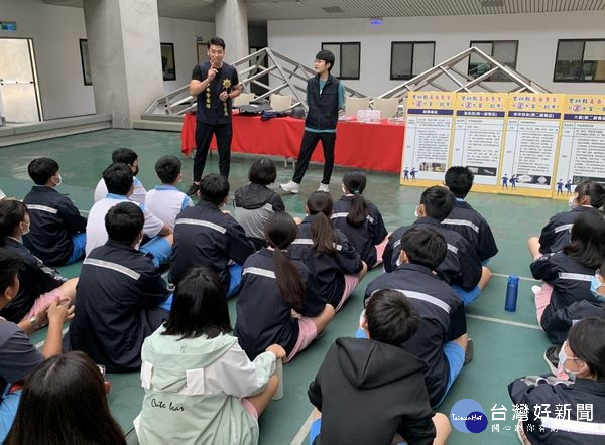 虎尾高中師生參訪雲林縣警察局，在寓教於樂的體驗過程中，加強預防犯罪、交通安全與相關法治觀念，提升自我保護意識，滿載而歸。