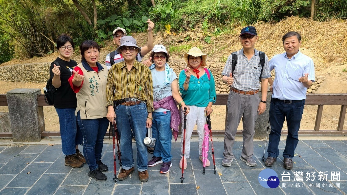 參與健行的來賓民眾都肯定既健康又享受。(中辦提供)