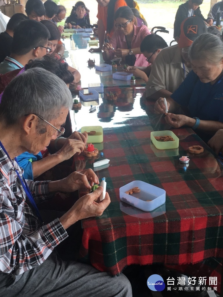 罕見病友在順達磚窯場中，親手作DIY。(圖/記者王丰禾攝)