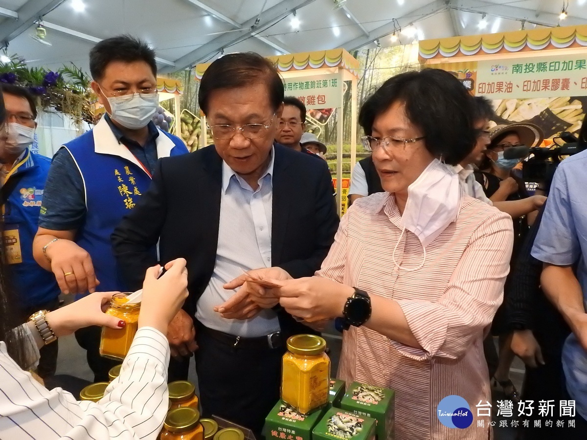 王惠美縣長忙採購。(縣府提供)