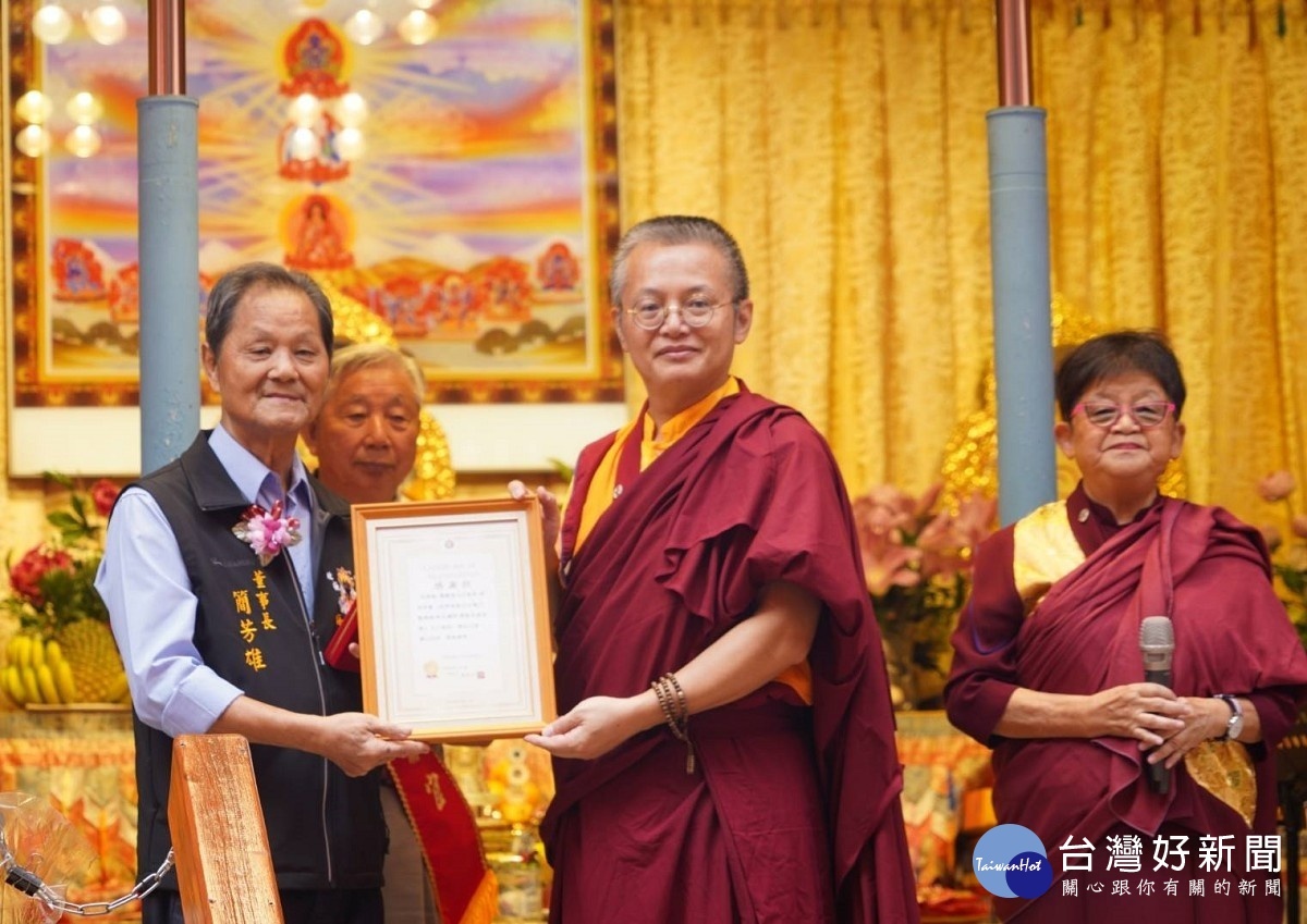 台北會長黃俊彥(右)致贈感謝狀給玉虛宮董事長簡芳雄(左)