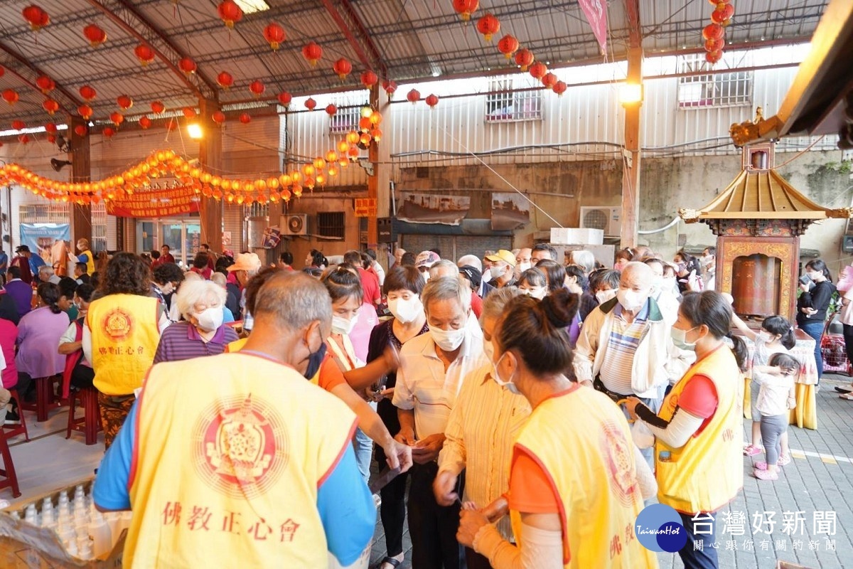 行動佛殿108站募集十方愛心，將平安麵、口罩、酒精等民生物資免費提供給長者、孕婦及需要的人使用。