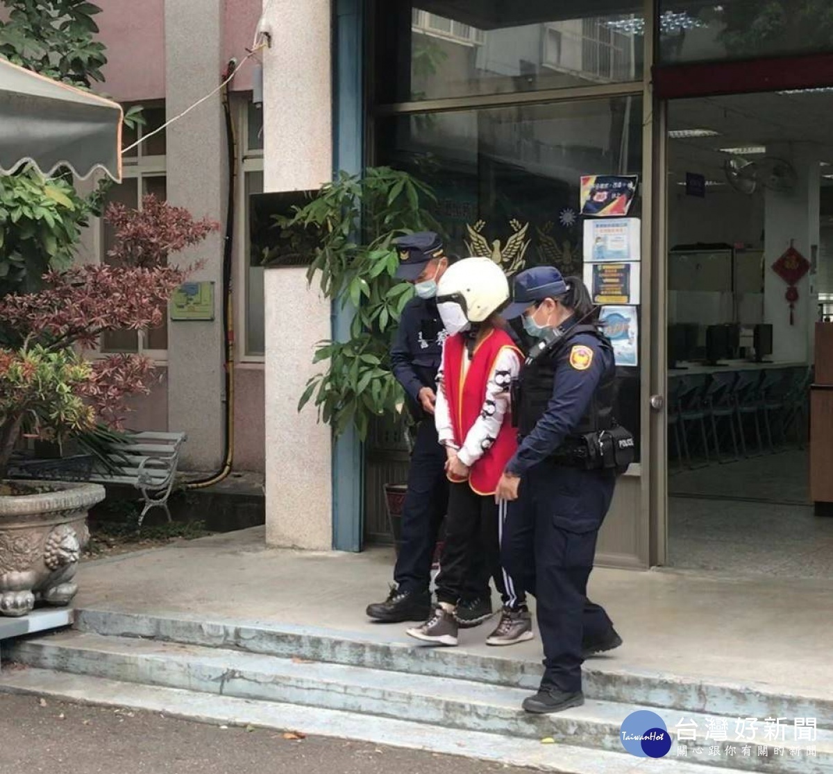 警方訊後將范女依入出國移民法及營利姦淫猥褻等兩案通緝移送桃園地檢署依法究辦。