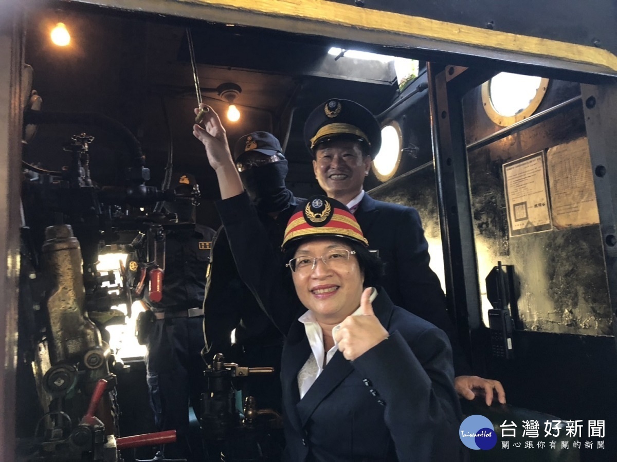 睽違已久的12424蒸氣火車,在縣長王惠美鳴笛後出發前往二水,後為二水鄉長蘇界欽。