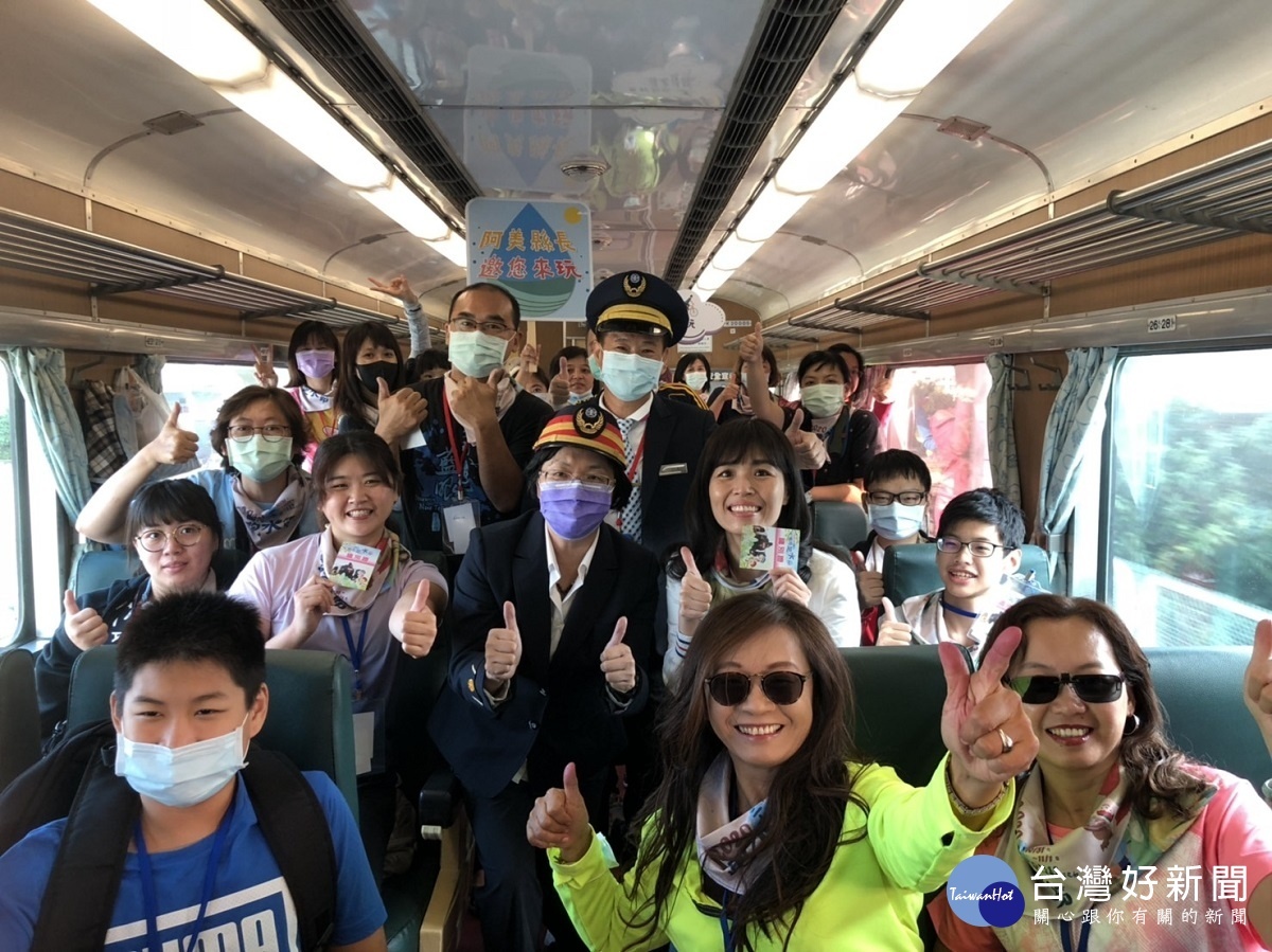 彰化縣長王惠美、二水鄉長蘇界欽、網紅小貝等人與車上乘客快樂合照。