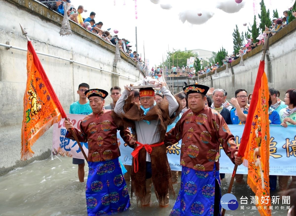 飲水思源頭，二水跑水感恩祈福祭儀，由引水人，身穿簑衣、頭綁紅巾、頭頂頂著牲果、頭戴紅巾，引導政府官員、地方仕紳、宮廟神轎、祈福民眾進入八堡圳水道跑引水。