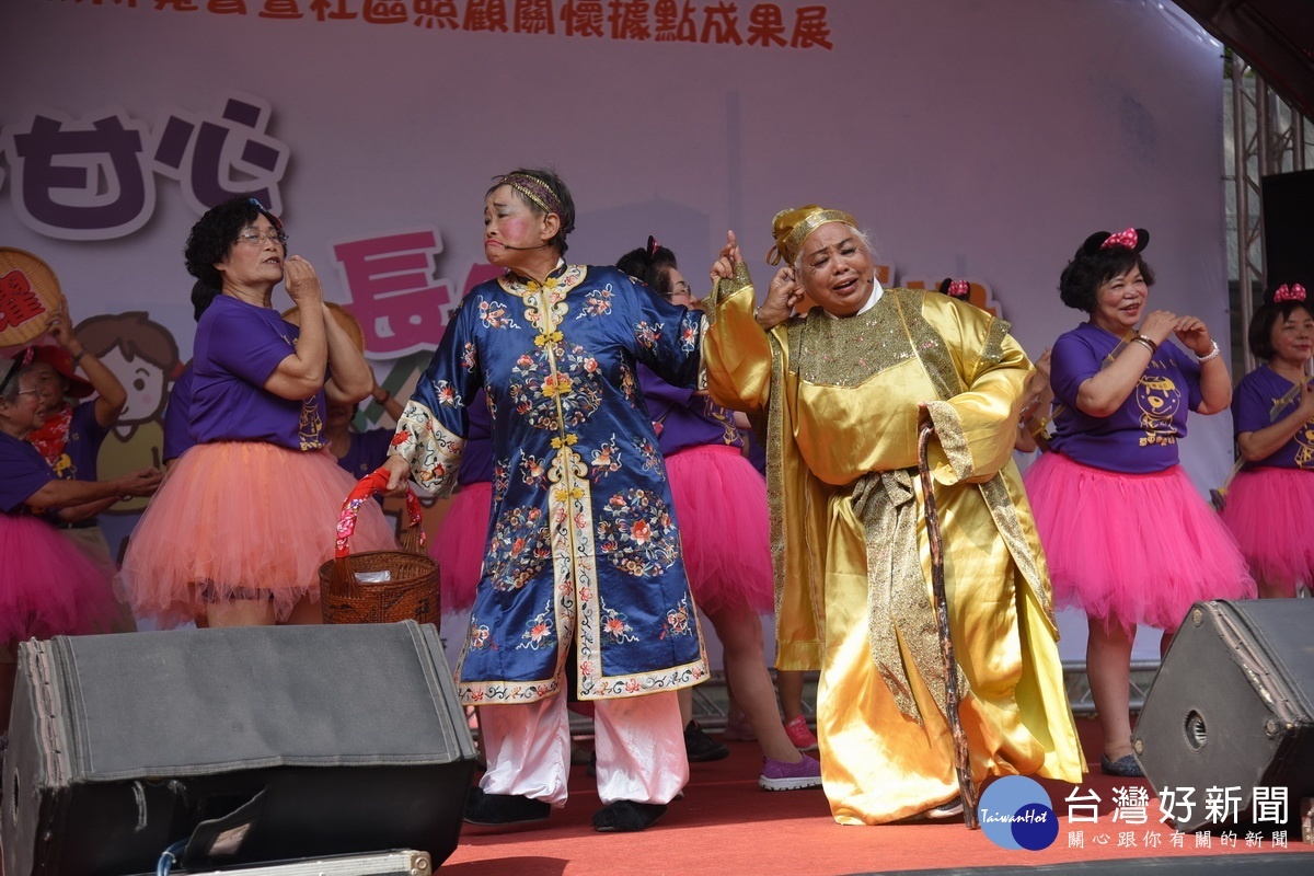 阿公阿嬤的表演特自然。(縣府提供)