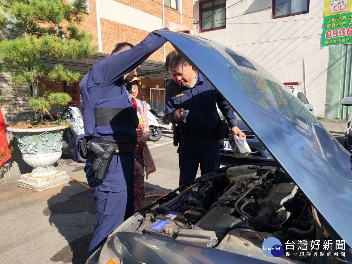 8旬老夫妻拍攝婚紗車拋錨，平鎮警助圓夢。