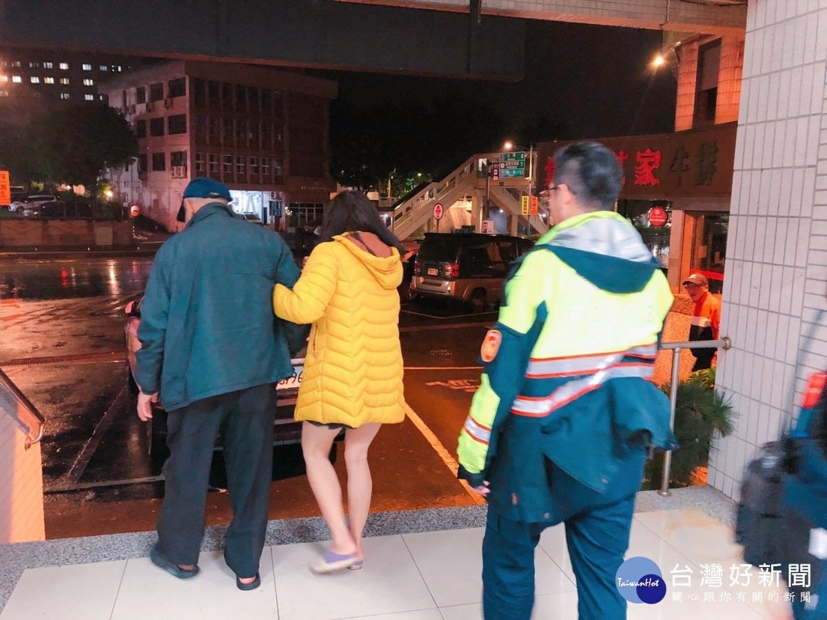 翁半夜外出找愛犬,愛犬卻在家睡覺,警方協助返家。