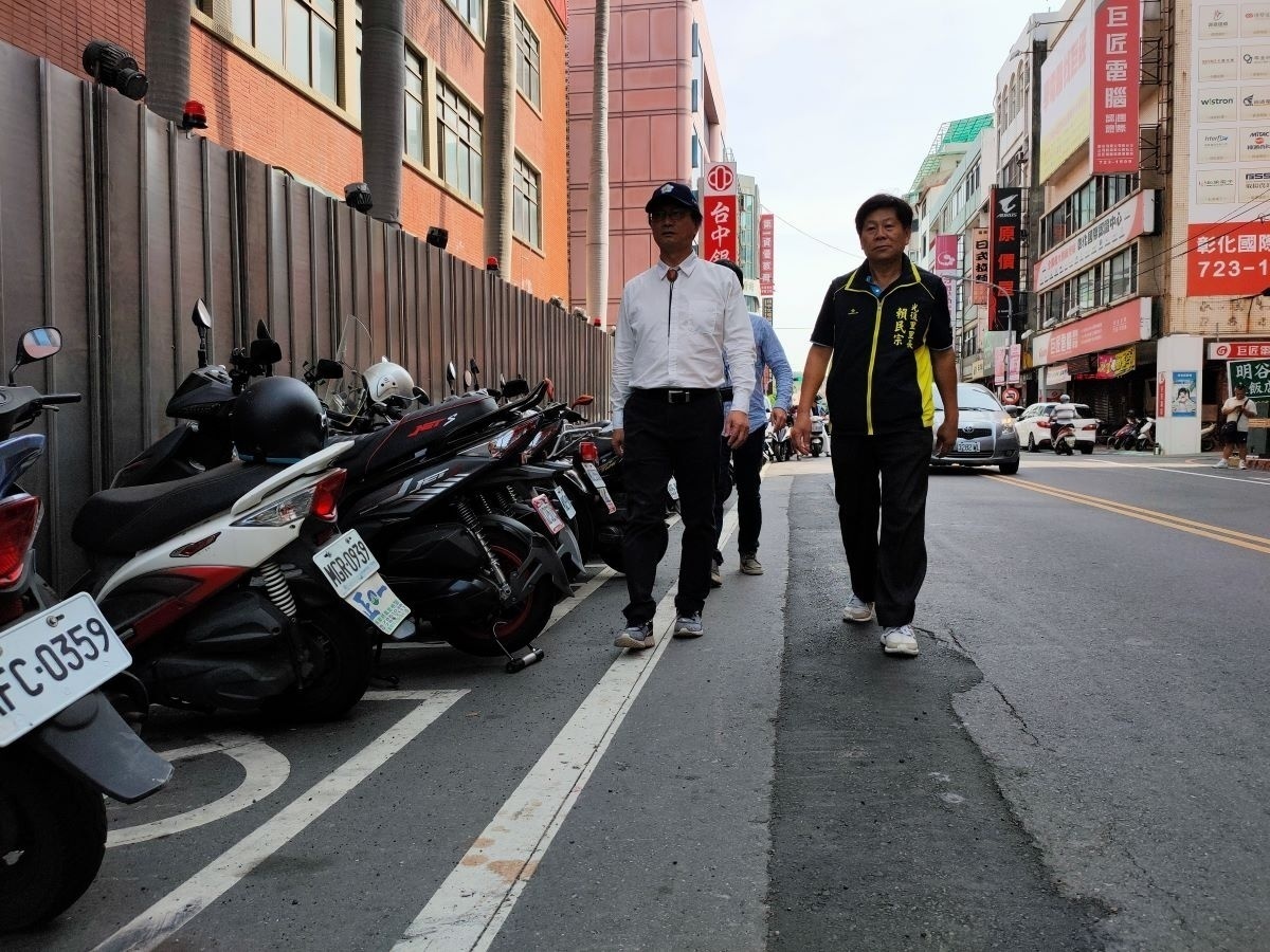 彰化市長林世賢與光復里長賴民宗現場勘查光復路與和平路口的郵局舊址改建綜合商業大樓工程現況。圖/記者鄧富珍攝