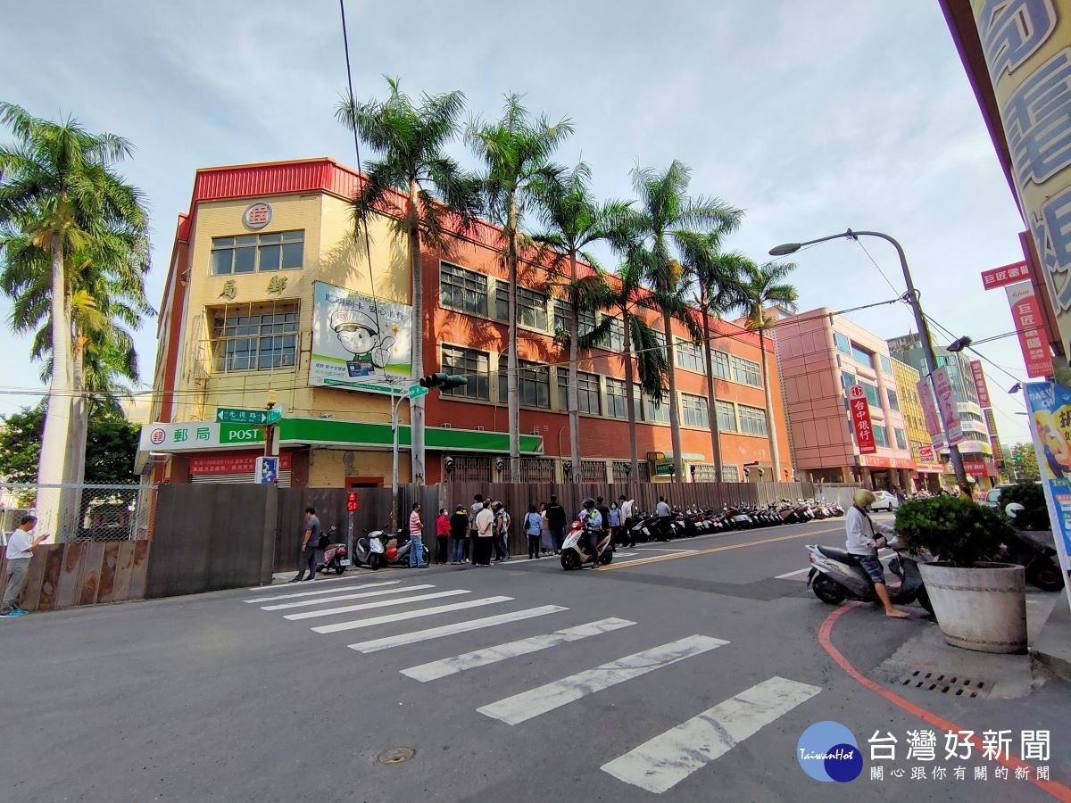 彰化市長林世賢與光復里長賴民宗現場勘查光復路與和平路口的郵局舊址改建綜合商業大樓工程現況。圖/記者鄧富珍攝