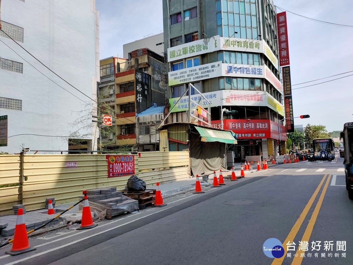 光復路與和平路口的郵局舊址改建綜合商業大樓工程周邊延伸路段。圖/記者鄧富珍攝