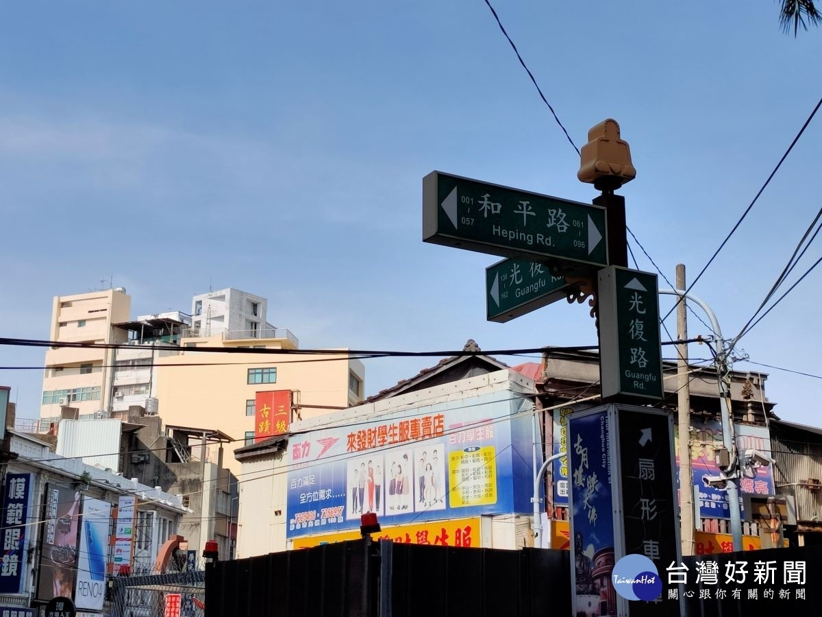 該建築基地位於市中心光復路、和平路口,交通繁忙,通勤通學行人衆多,目前其施工圍籬突出於路口,導致轉彎車輛視線受阻。圖/記者鄧富珍攝