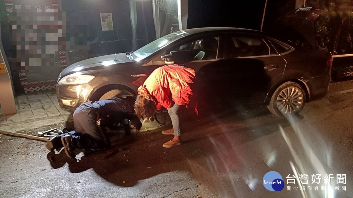 車爆胎困山區,警協助換胎婦人順利返家。