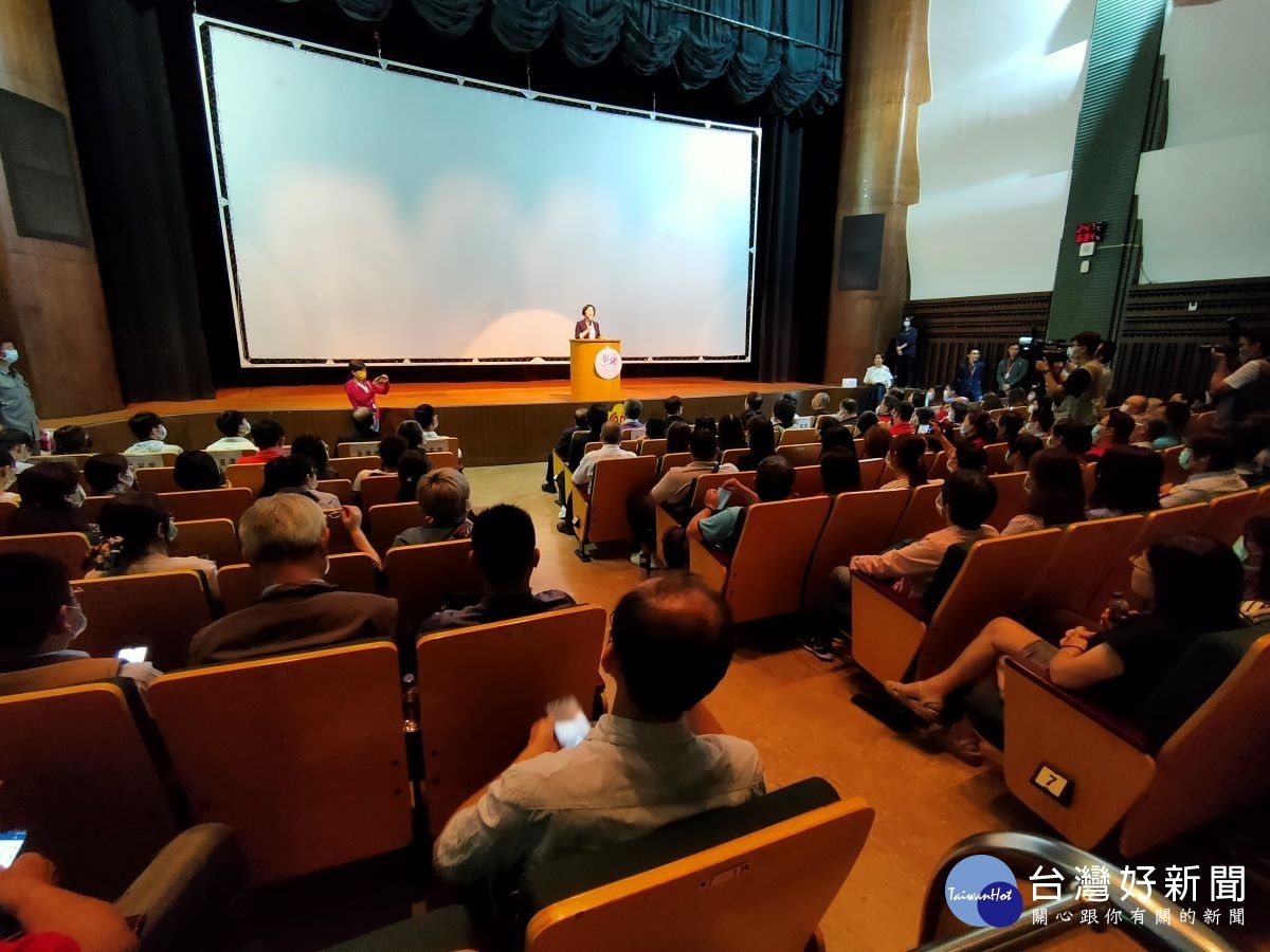 在彰化演藝廳舉辦「彰化隊前進電商大募集」招商說明會,「彰化東森購物專區」商機大爆發,希望城市Let’s購擴大商機,吸引超過260家以上廠商報名參加,縣長王惠美致詞鼓勵。圖/記者鄧富珍攝