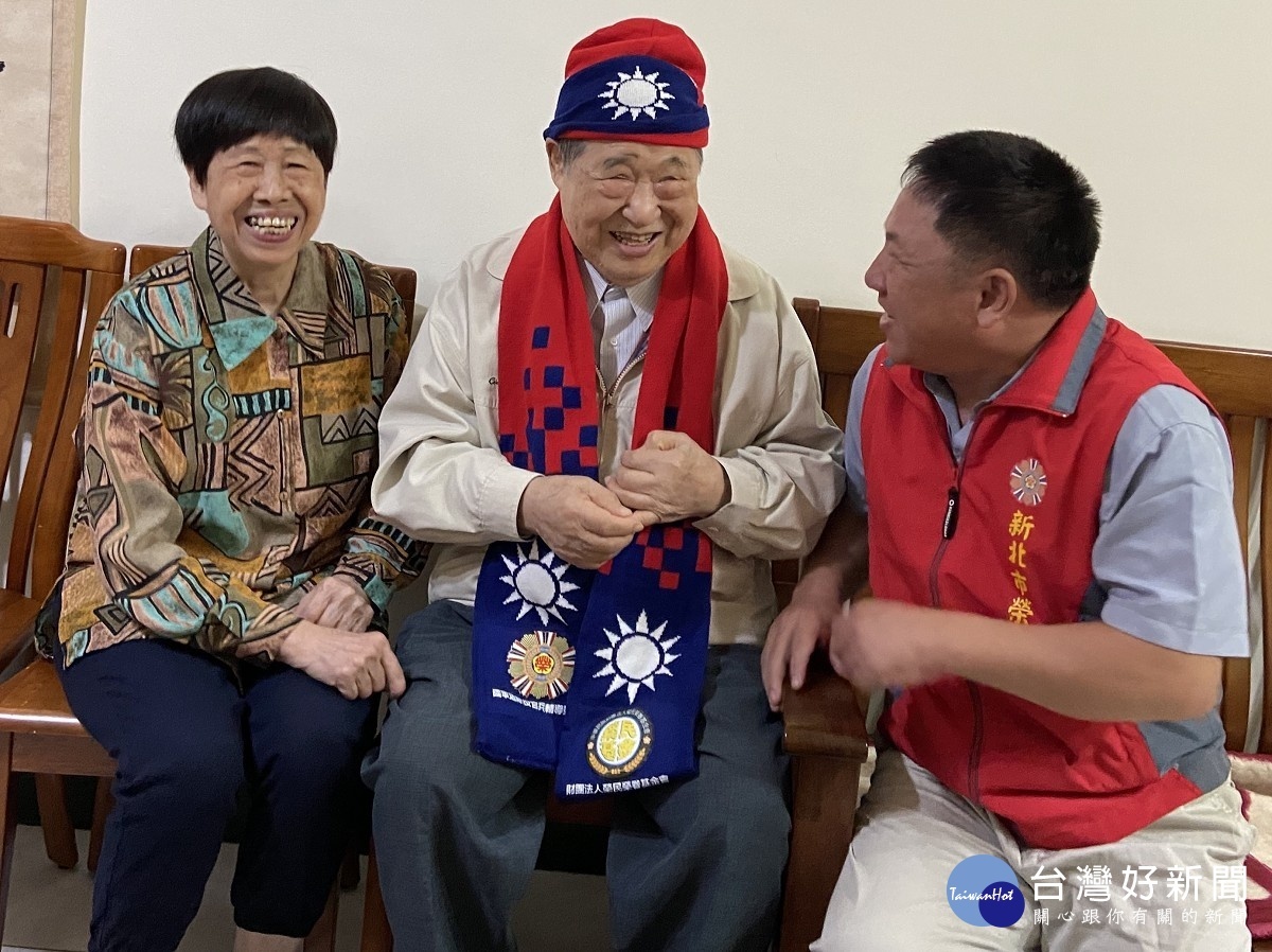 王爺爺向游副處長分享自己擅長麵食製作技巧,夫人(左)陪伴在側